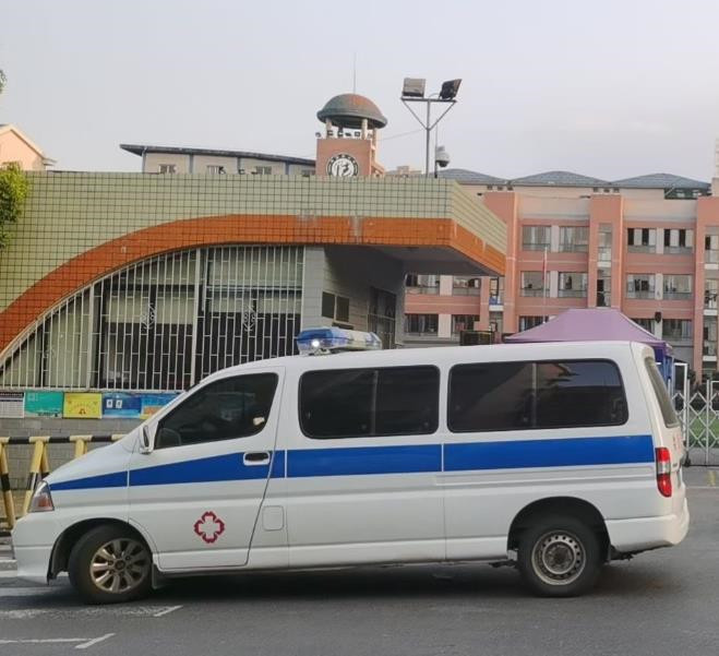 海陵救护车出租护送骨折病人一公里多少钱